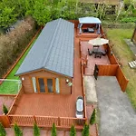 Family Luxury York Cabin Retreat With Hot Tub