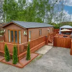 Family Luxury York Cabin Retreat With Hot Tub