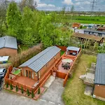 Family Luxury York Cabin Retreat With Hot Tub